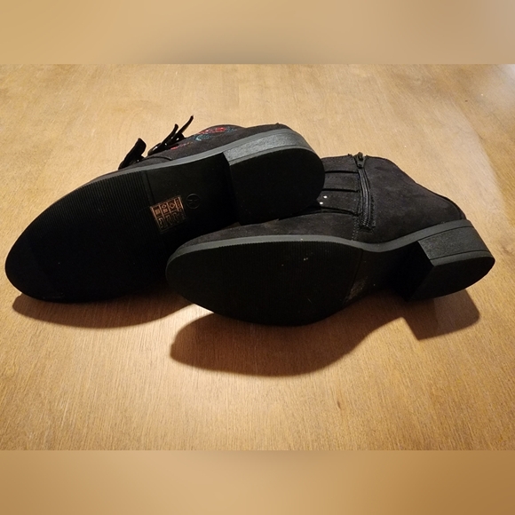 Truffle Collection Rose Embroidered Buckle Western Boot - Picture 8 of 11